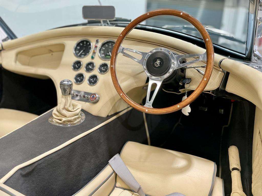 AC Cobra replica AK 427 6.3 interior