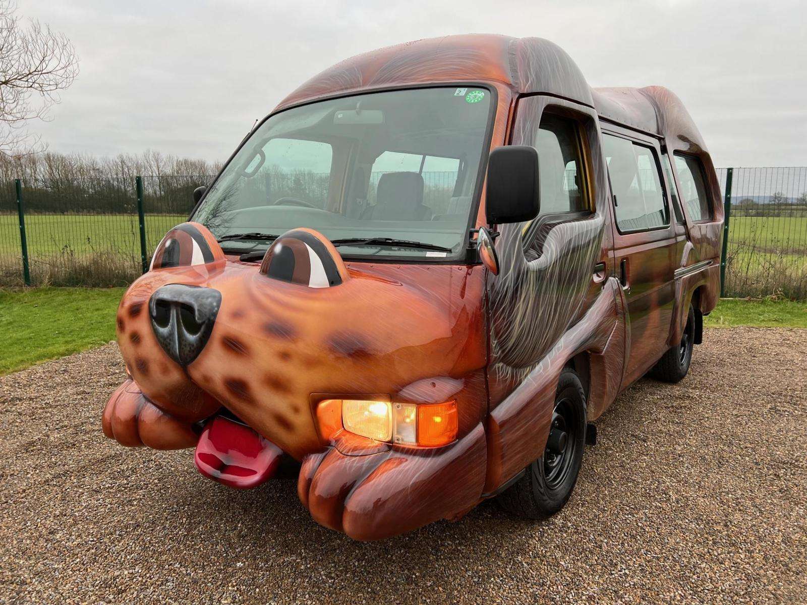 Nissan Caravan 2.7D DOG BUS front