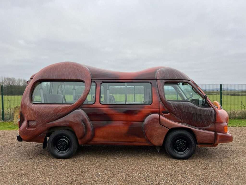 Nissan Caravan 2.7D DOG BUS side