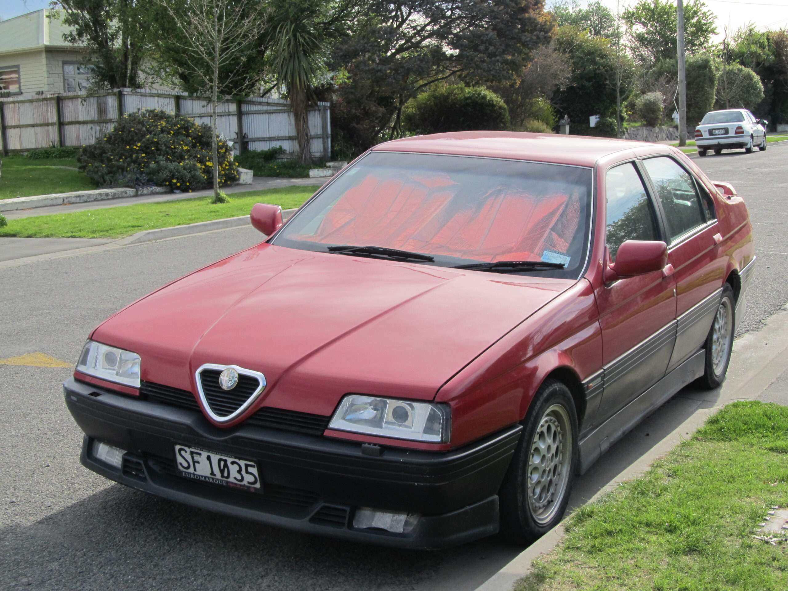 Red Alfa Romeo 164 Q4 front three-quarter view