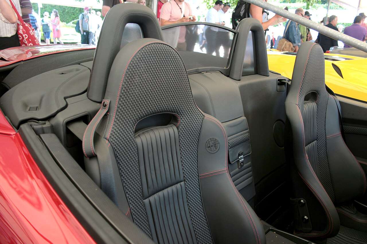 Alfa Romeo 8C Spider interior