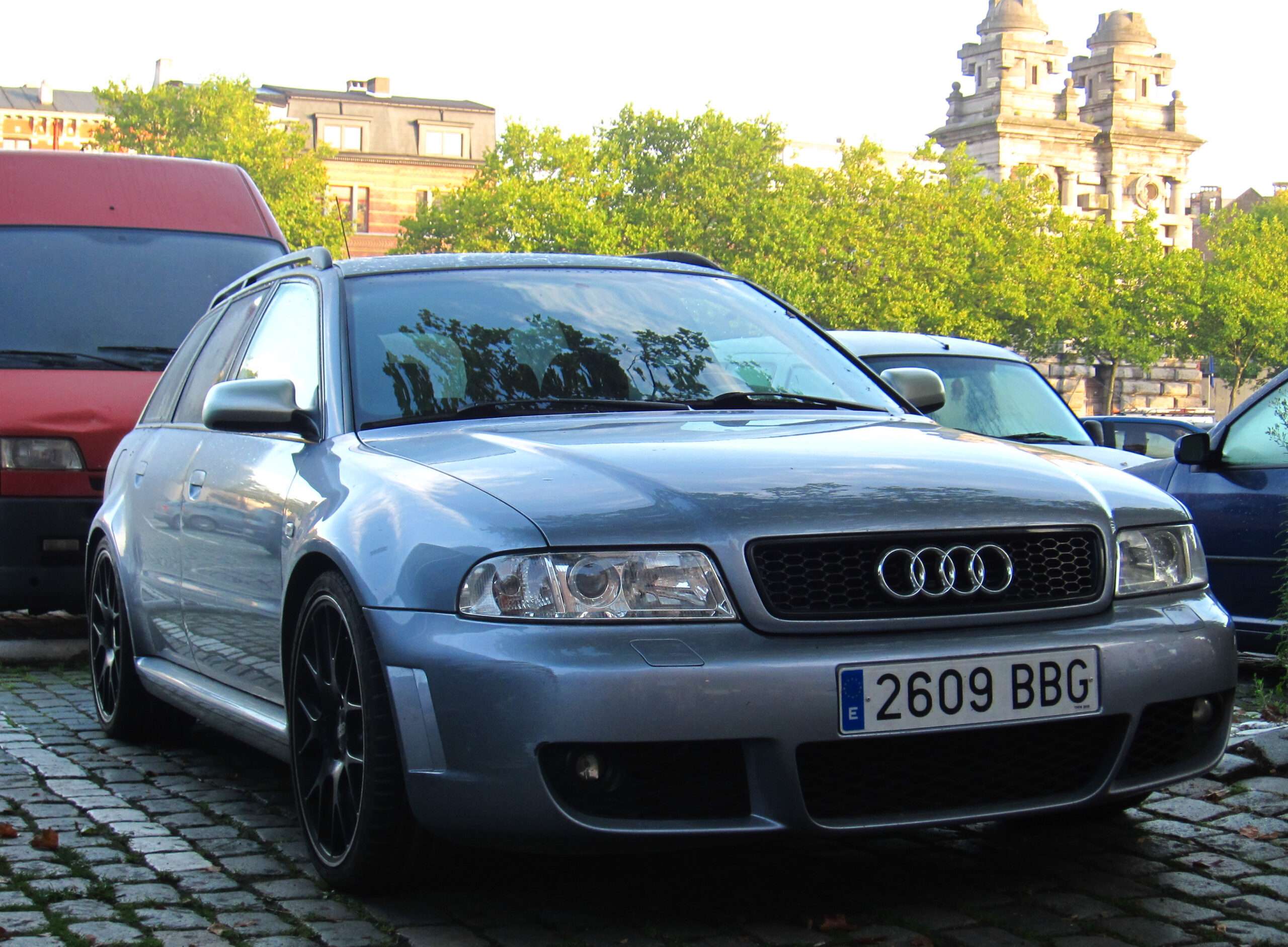 2000 Audi RS4 B5 Avant viewed from the front