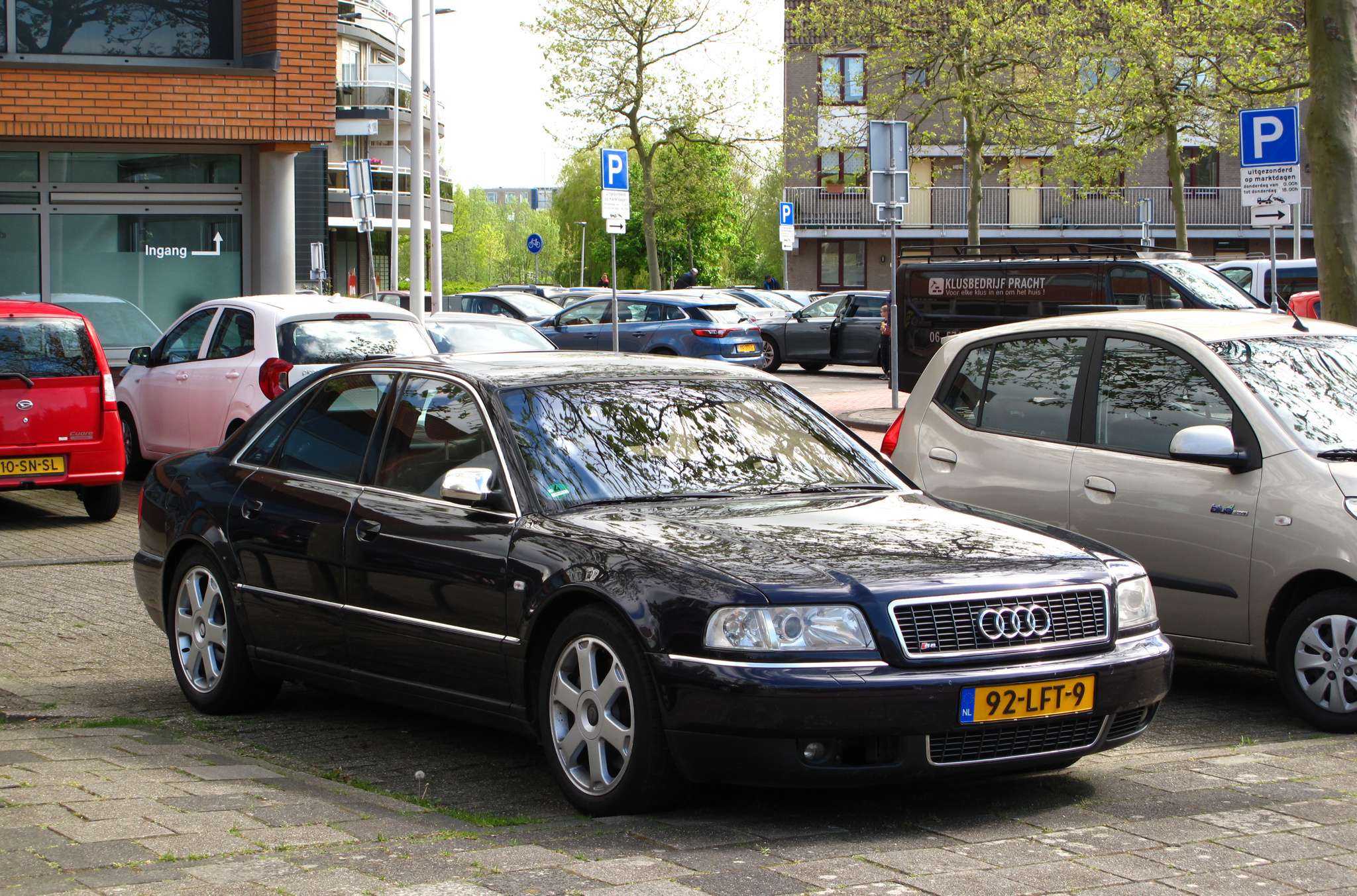 Dark blue Audi S8 D2 front three-quarter view