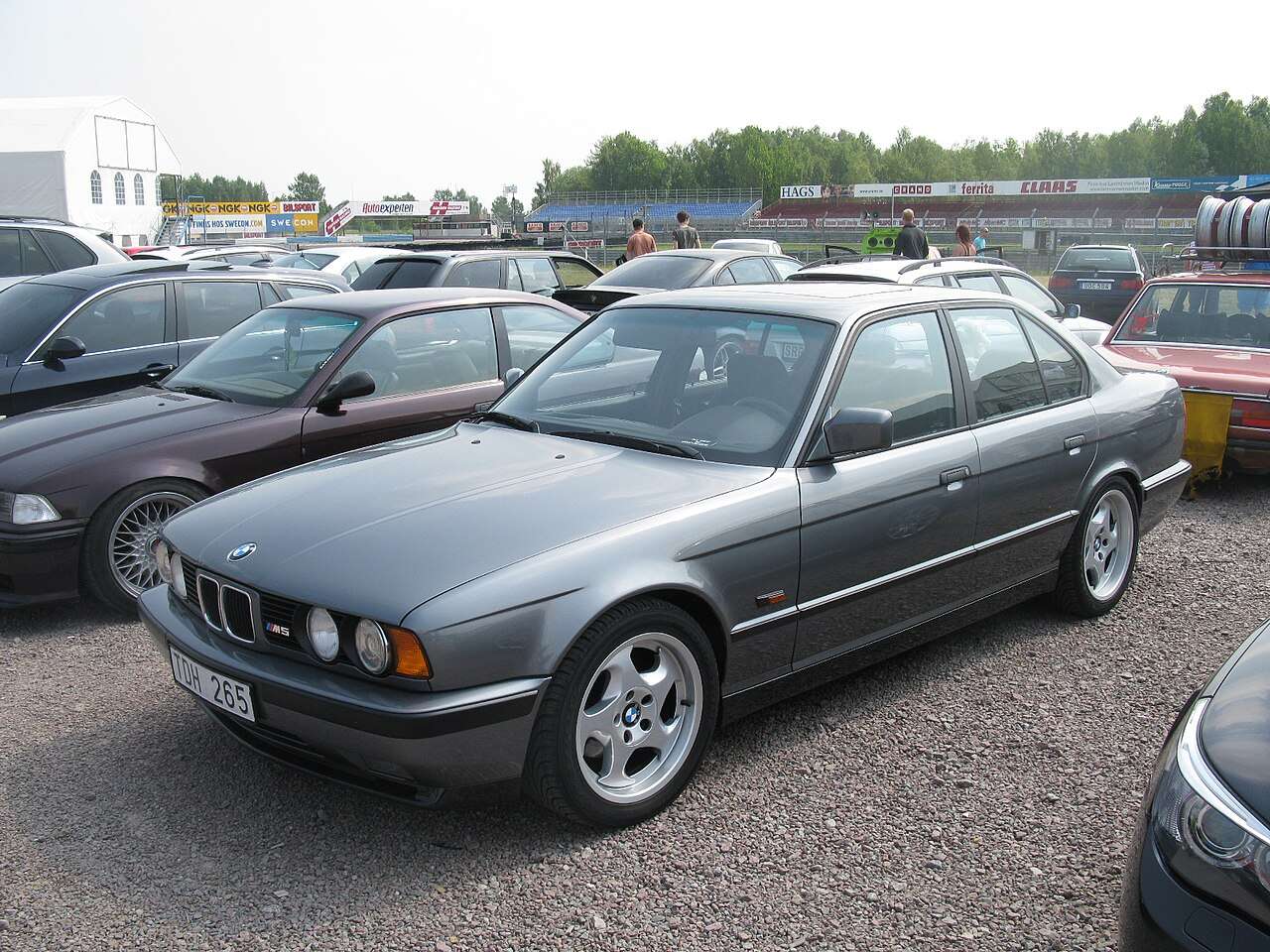 BMW M5 (E34) in period-correct form