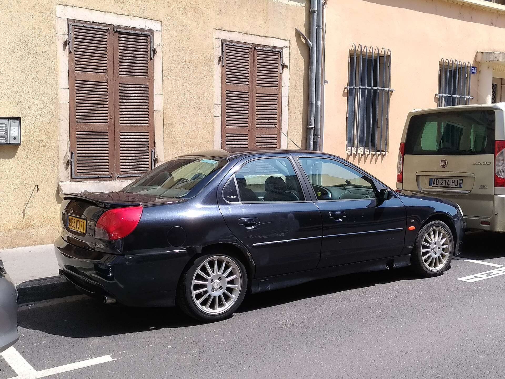 Ford Mondeo ST200 in blue