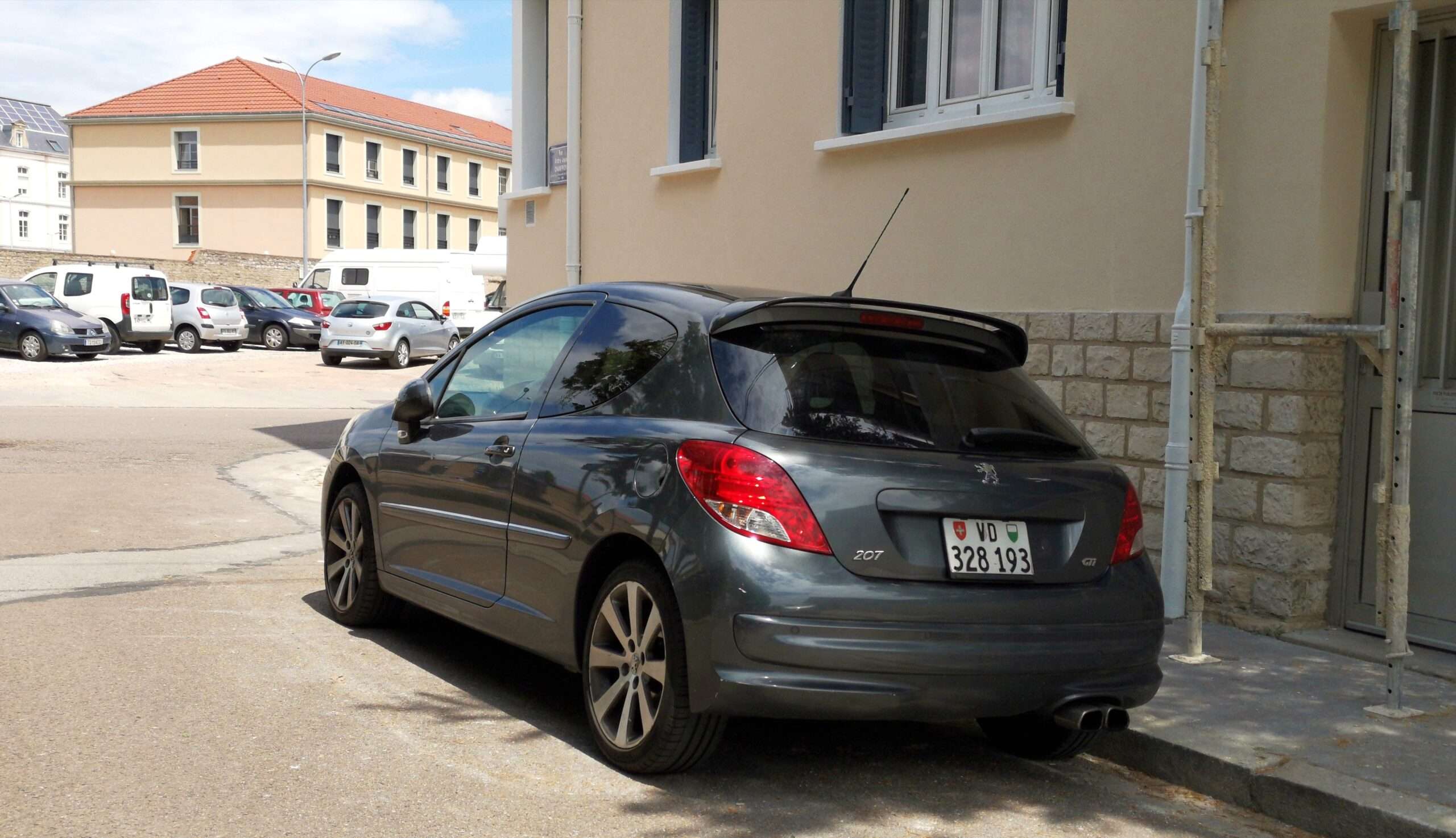 Peugeot 207 GTi front three-quarter view