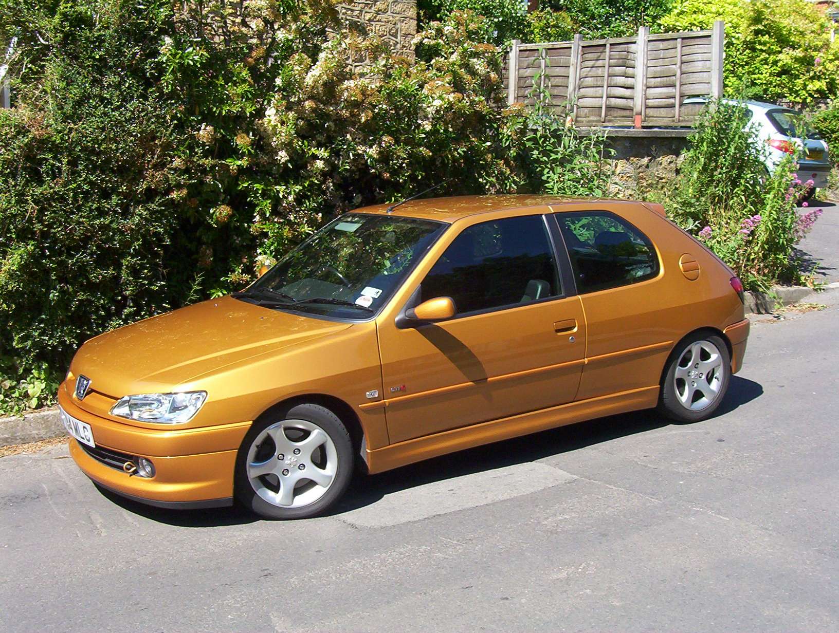 Peugeot 306 GTI-6 front three-quarter view