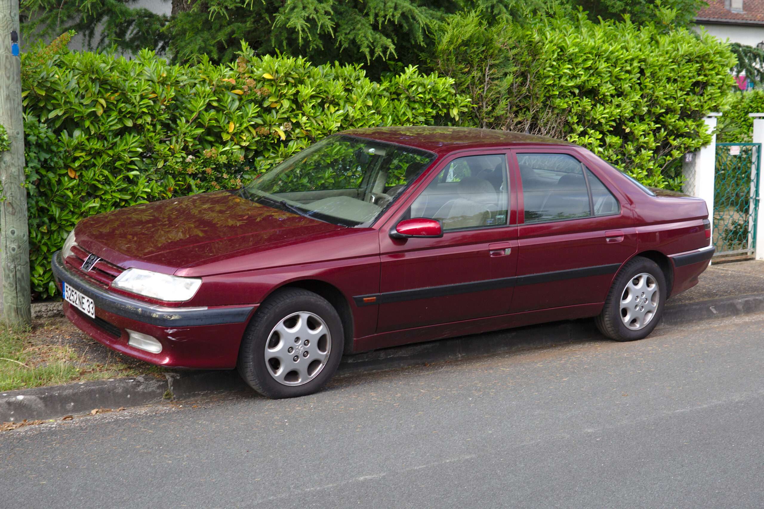 Peugeot 605 flagship saloon