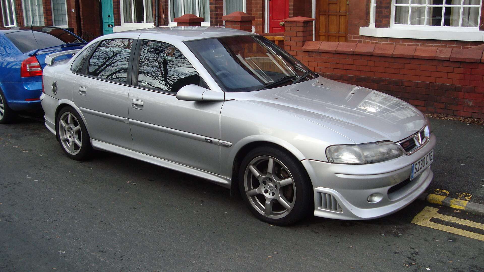Side view of a 1998 Vauxhall Vectra GSi
