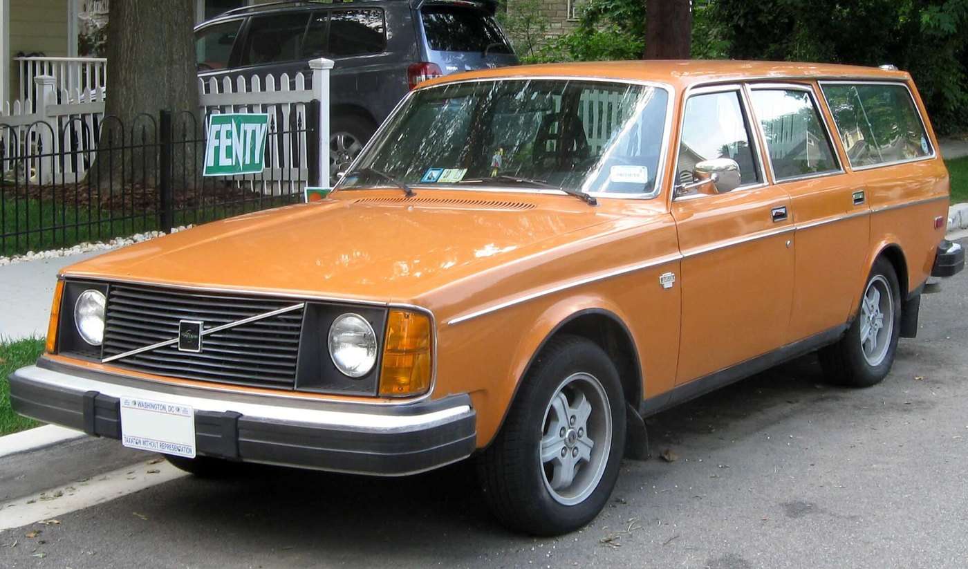 Volvo 245 estate front three-quarter view