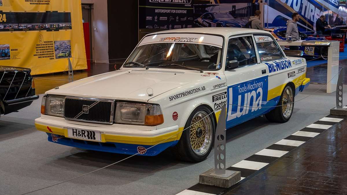 Volvo 242 Group A touring car front three-quarter view