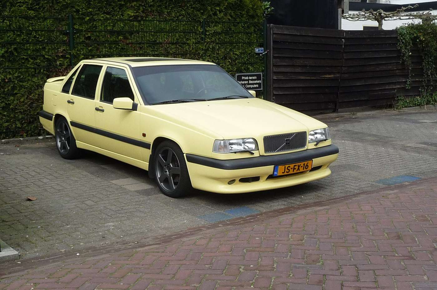 Volvo 850 T-5R saloon front three-quarter view