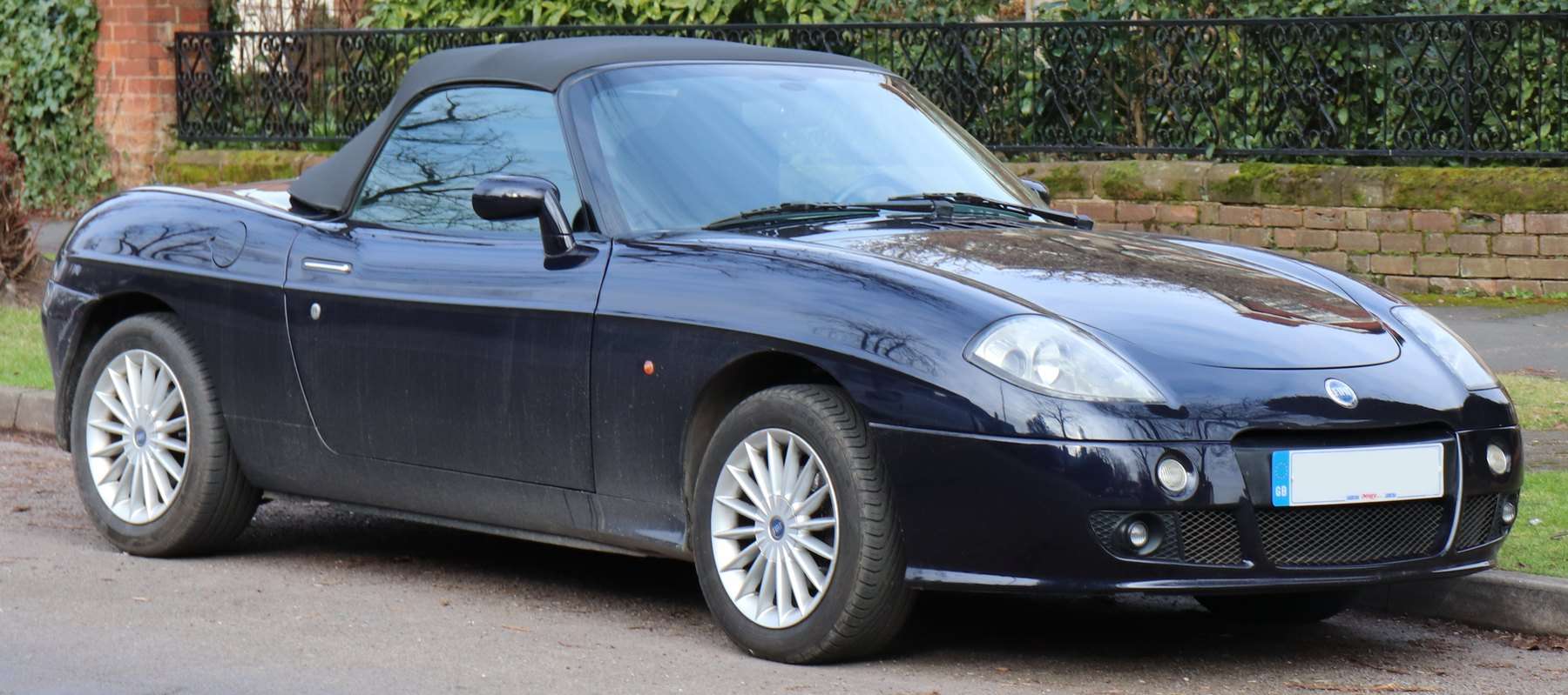 Dark blue 2005 Fiat Barchetta facelift viewed from the front