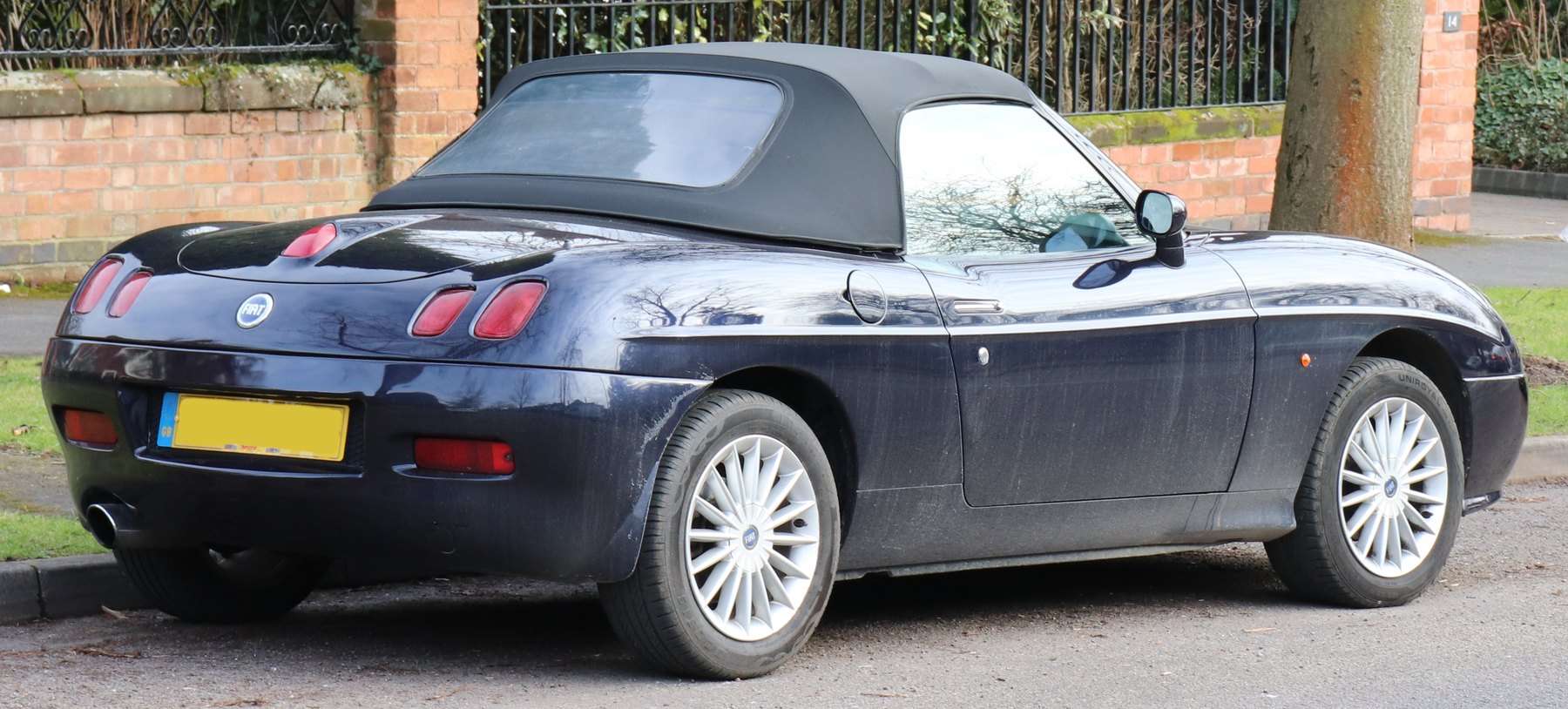 Dark blue 2005 Fiat Barchetta facelift viewed from the rear