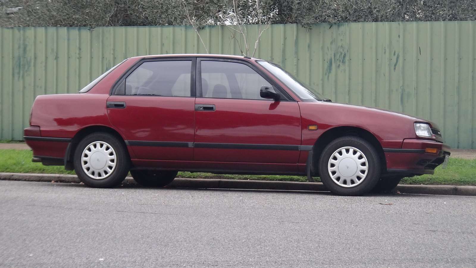 Early Daihatsu Applause Xi front three-quarter view