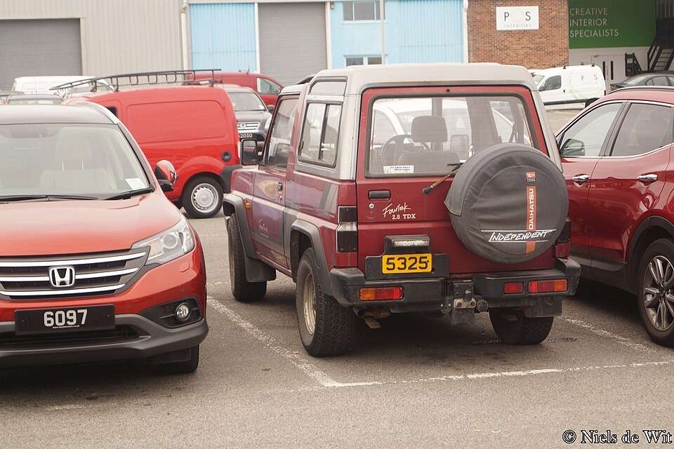 Daihatsu Fourtrak 2.8 TDX rear three-quarter view