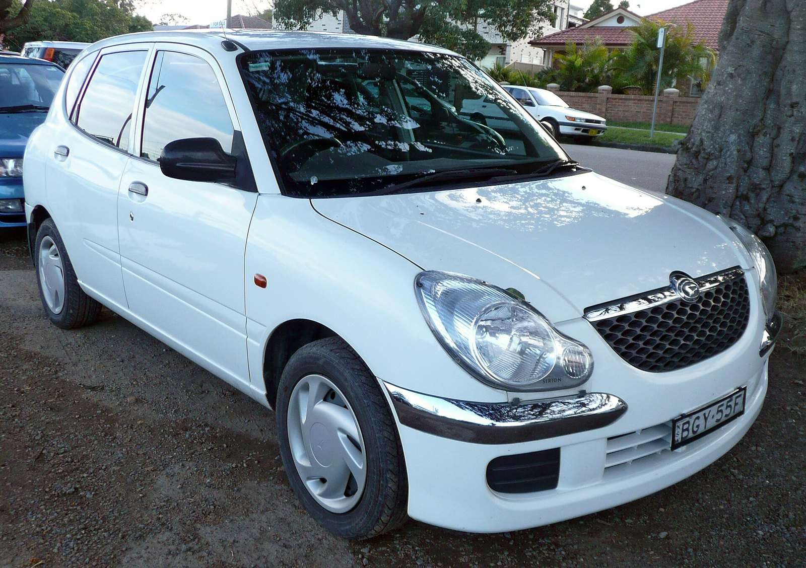 Facelift Daihatsu Sirion M100 front three-quarter view
