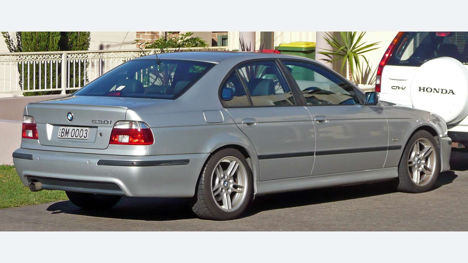 2000–2003 E39 530i Sport Saloon, rear three-quarter view