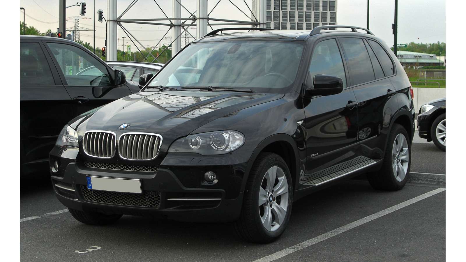 BMW Pre-facelift E70 3.0sd SUV, front three-quarter view