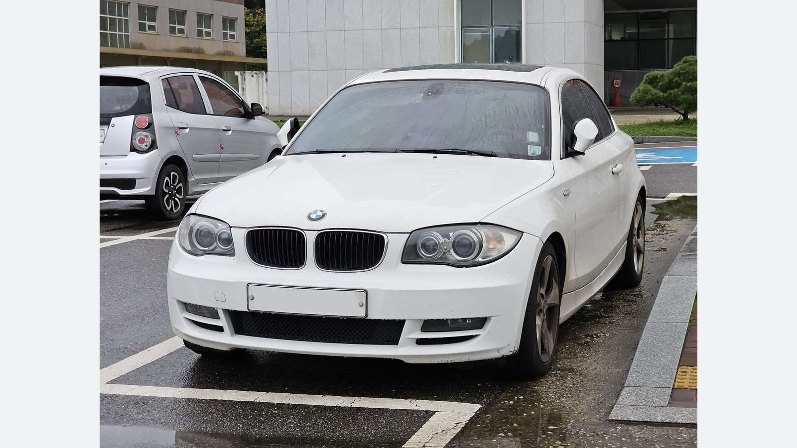 E82 120d fixed-roof Coupé, front three-quarter view