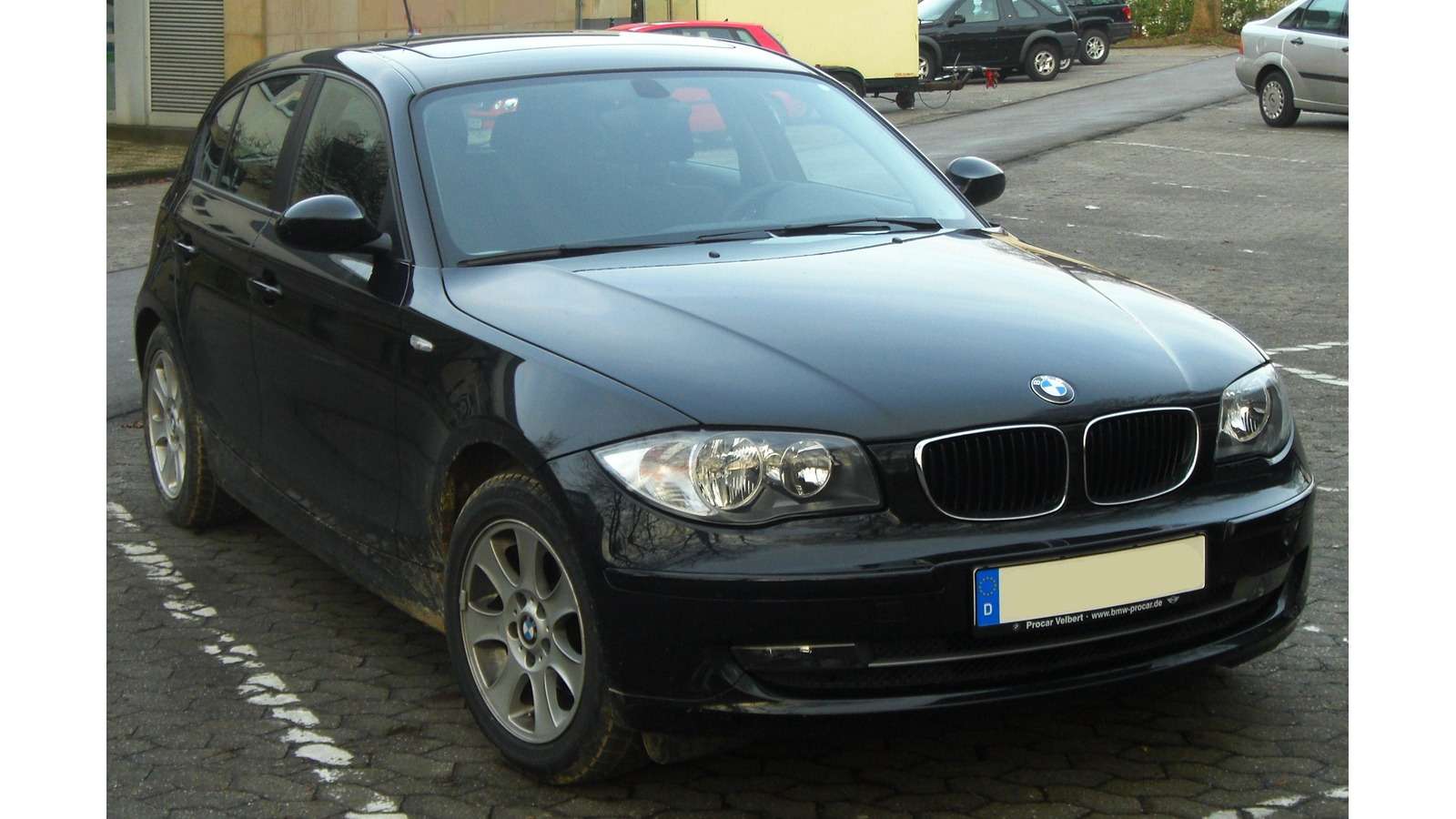 BMW Facelift E87 five-door hatchback, front three-quarter view