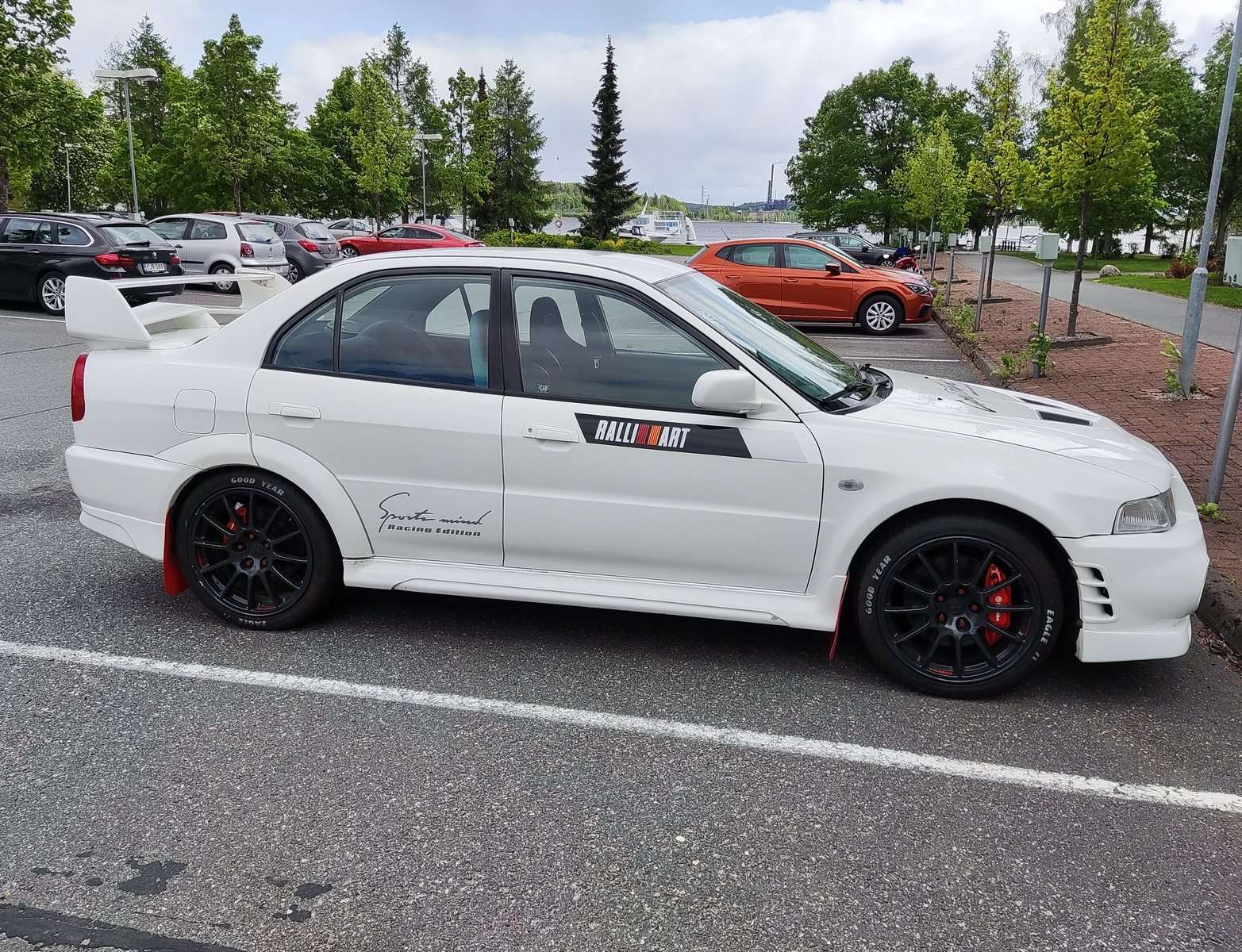 Mitsubishi Lancer Evolution VI side profile
