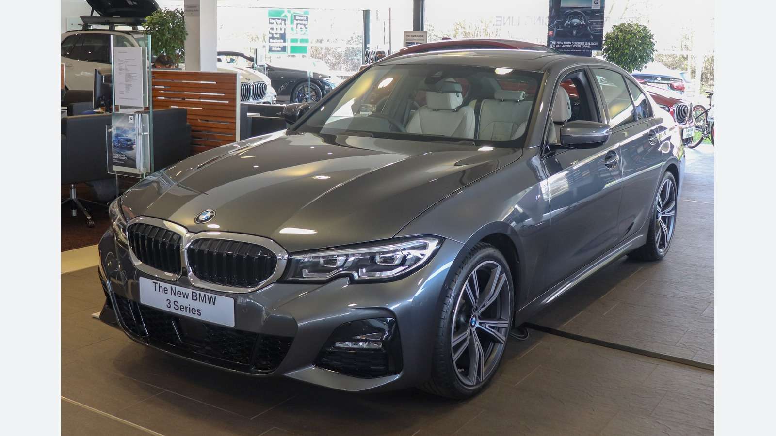 2019 G20 320d xDrive M Sport Saloon, front three-quarter view