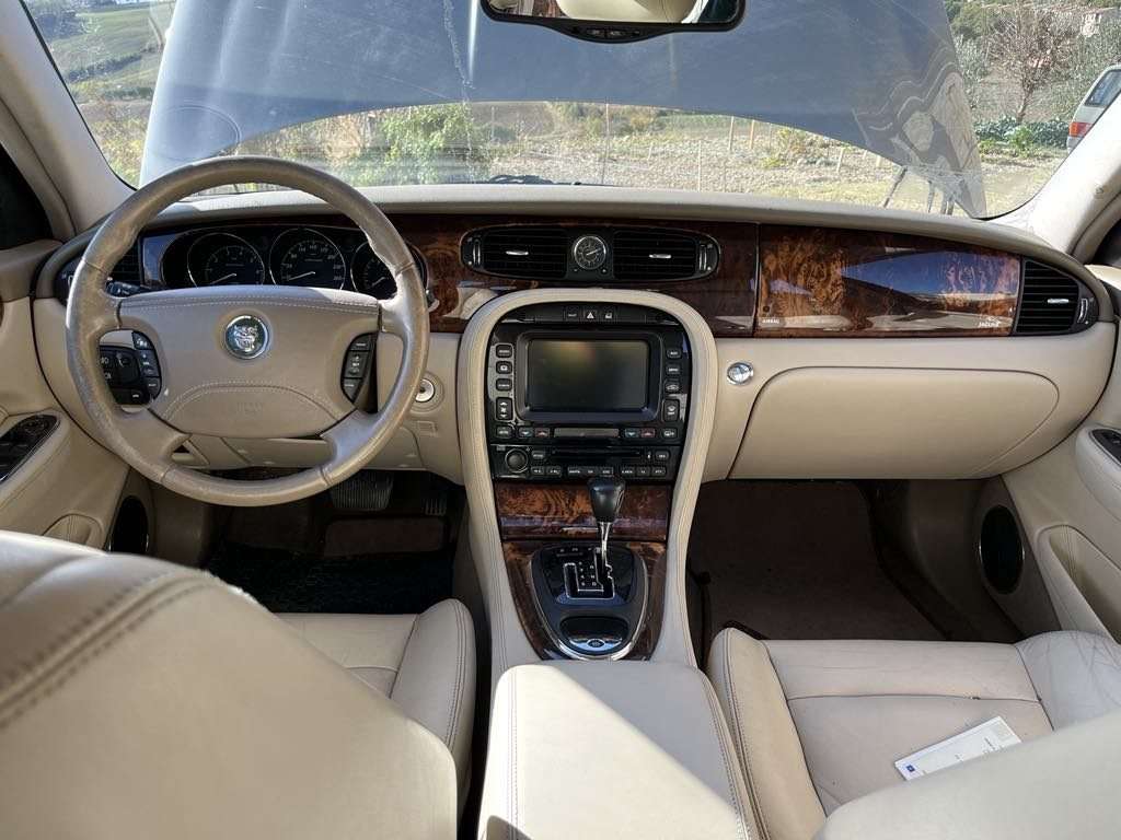 Jaguar X350 XJR interior