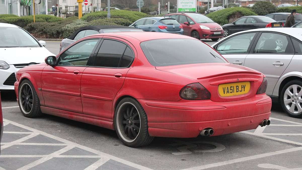 Jaguar X-Type 2.5 V6 front three-quarter view