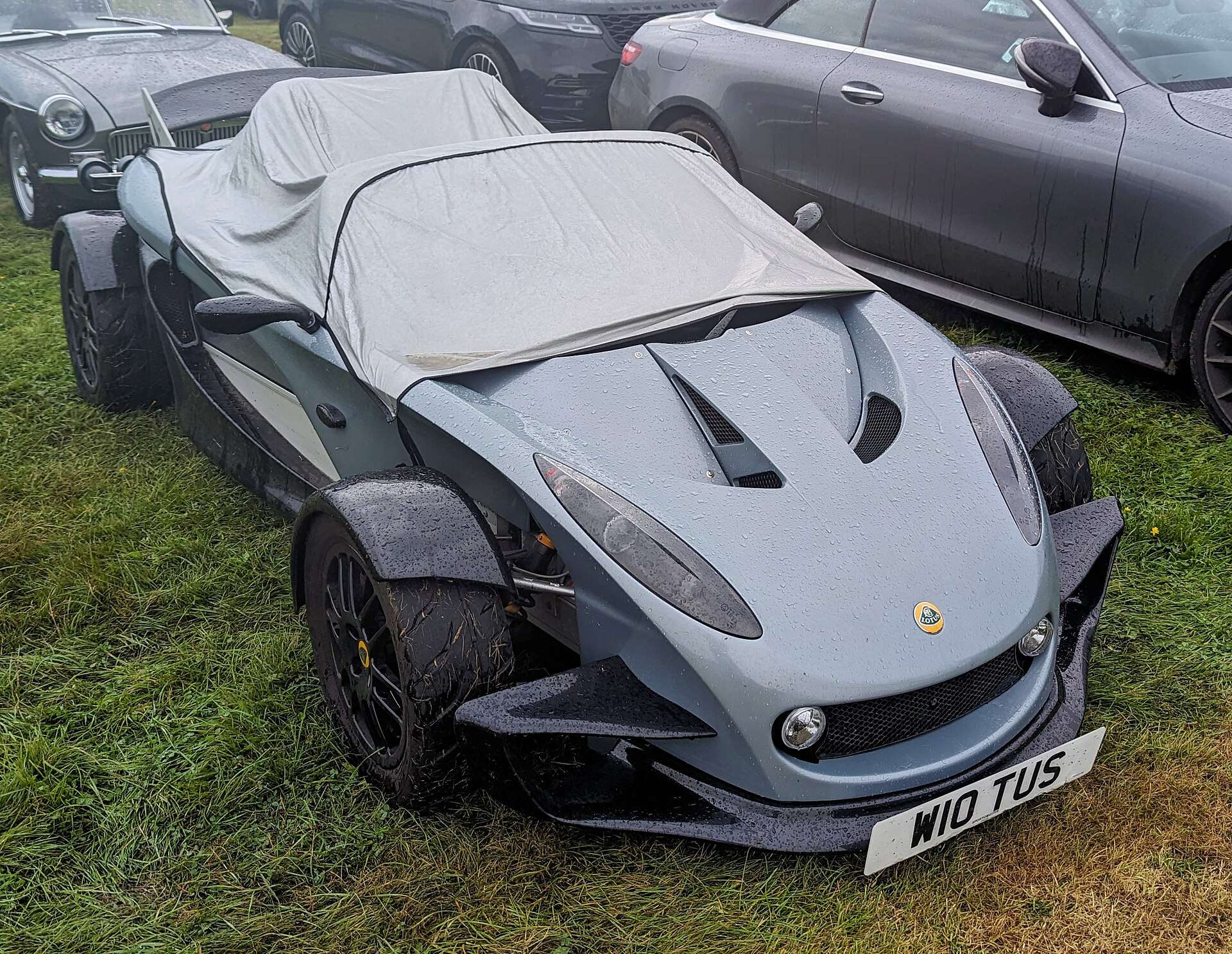 2000 Lotus 340R showing its exposed wheel bodywork