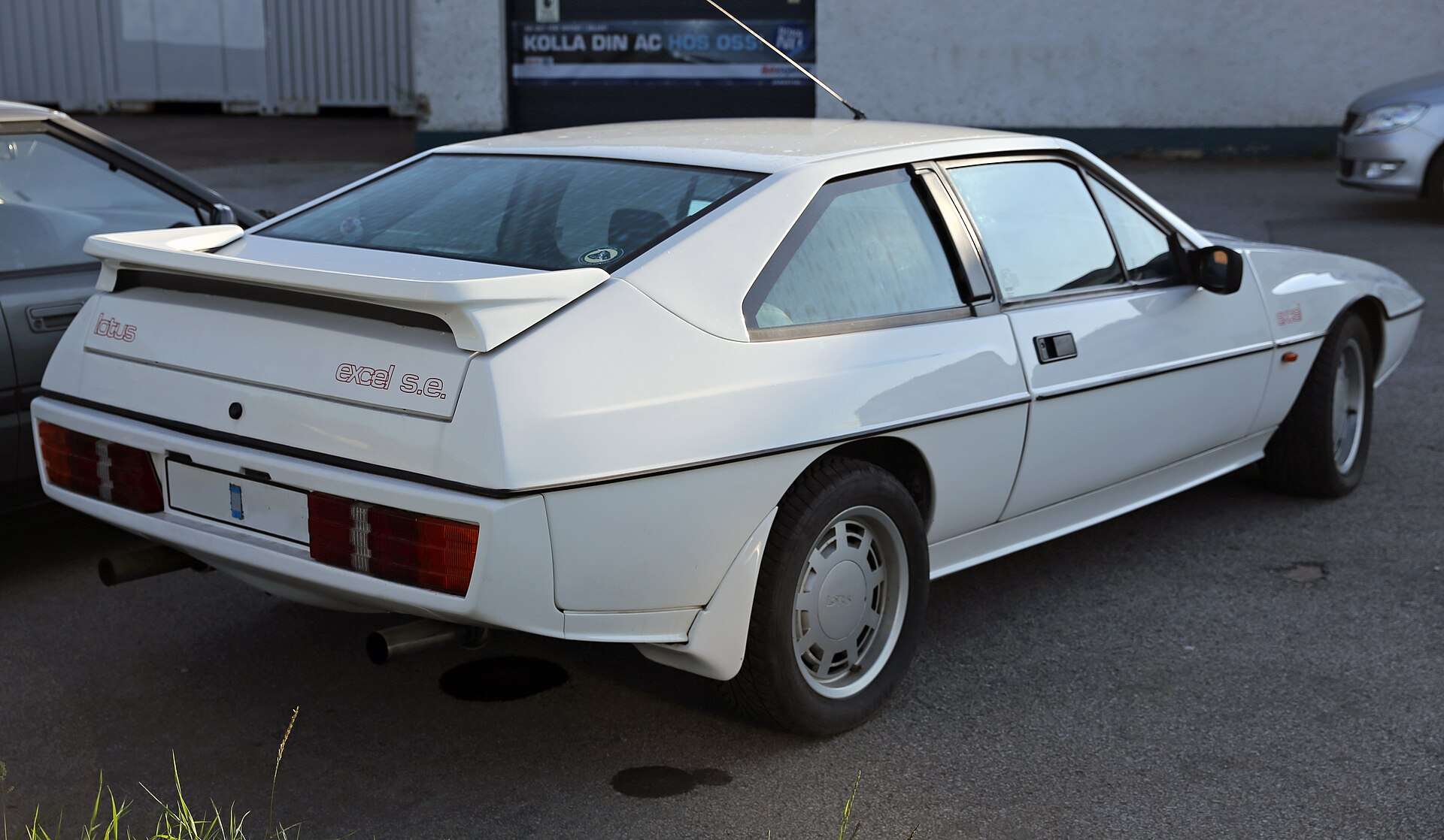 1986 Lotus Excel SE rear three-quarter view