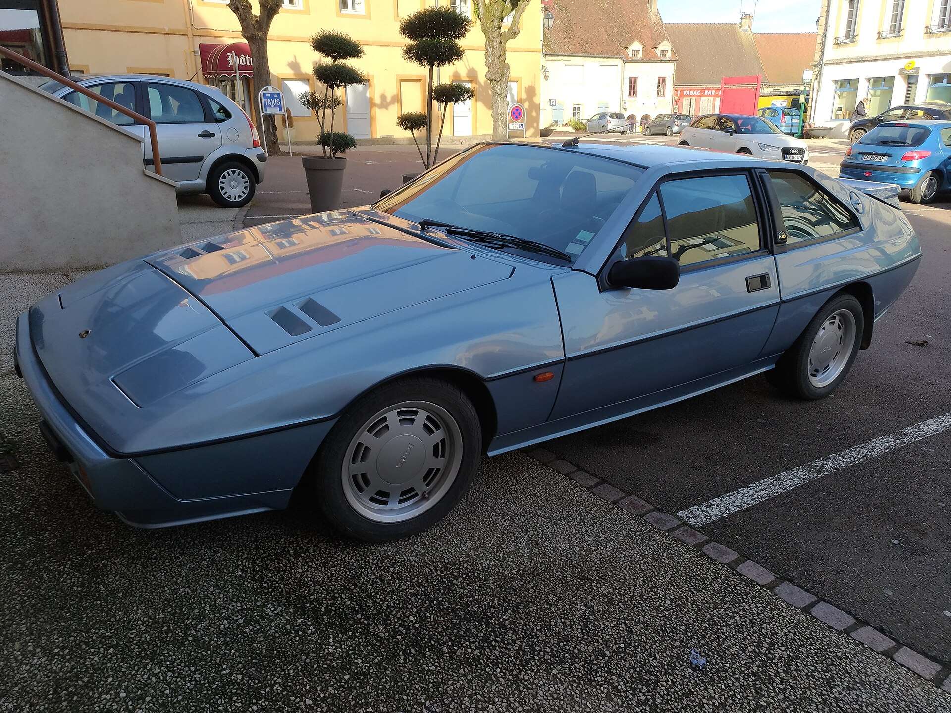Lotus Excel SE front three-quarter view