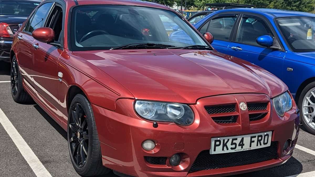 MG ZT 260 V8 front three-quarter view