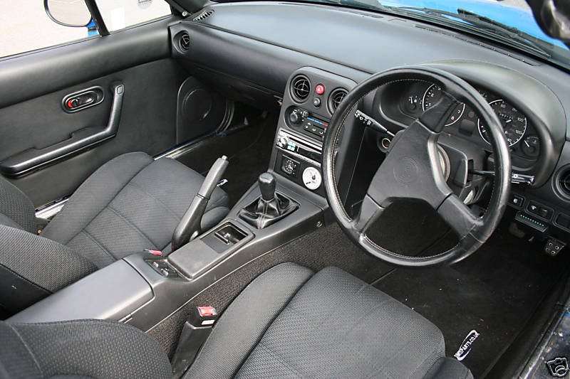 Mazda MX-5 NA interior and dashboard