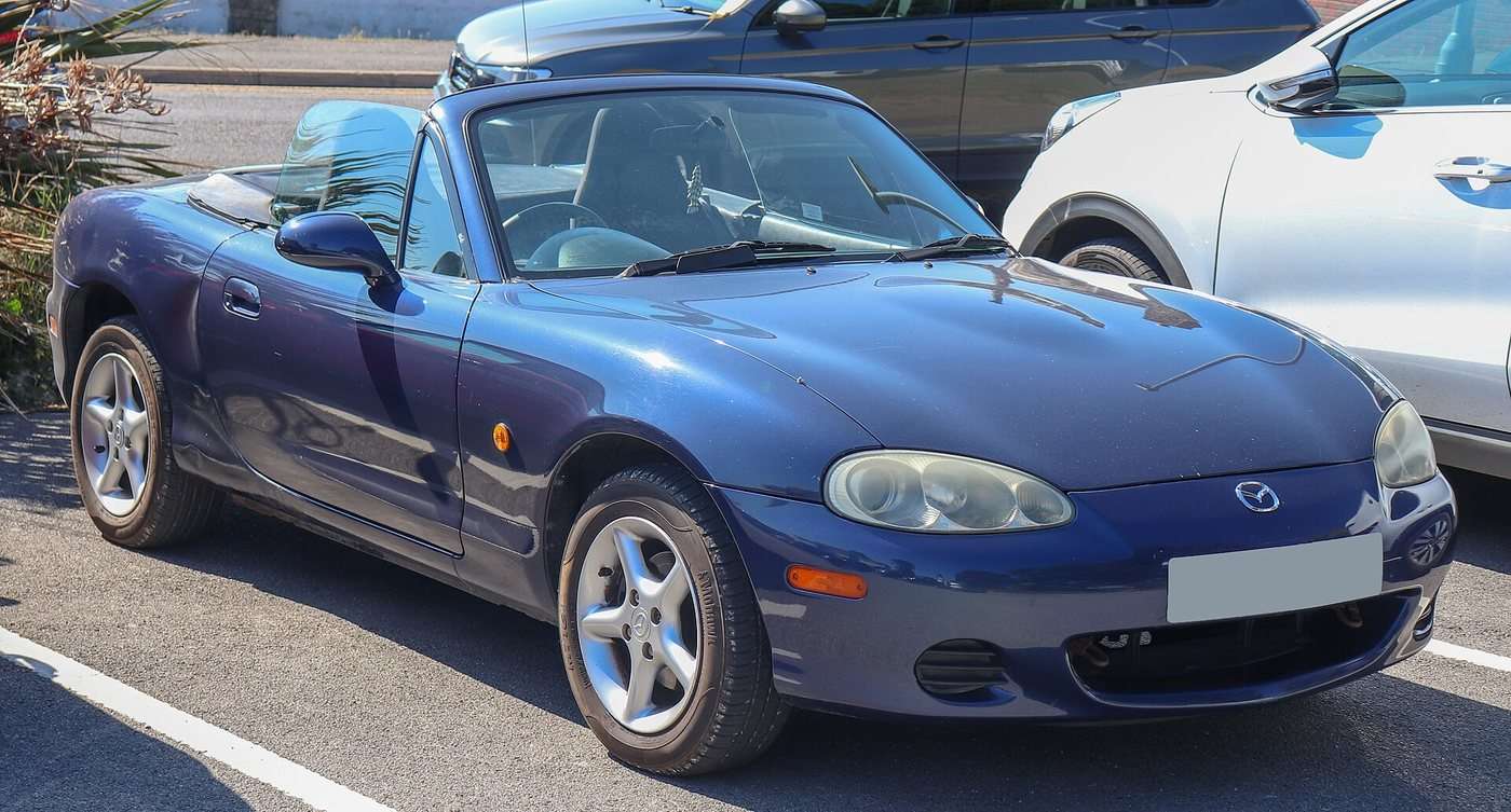 2001 Mazda MX-5 NB 1.6 front three-quarter view