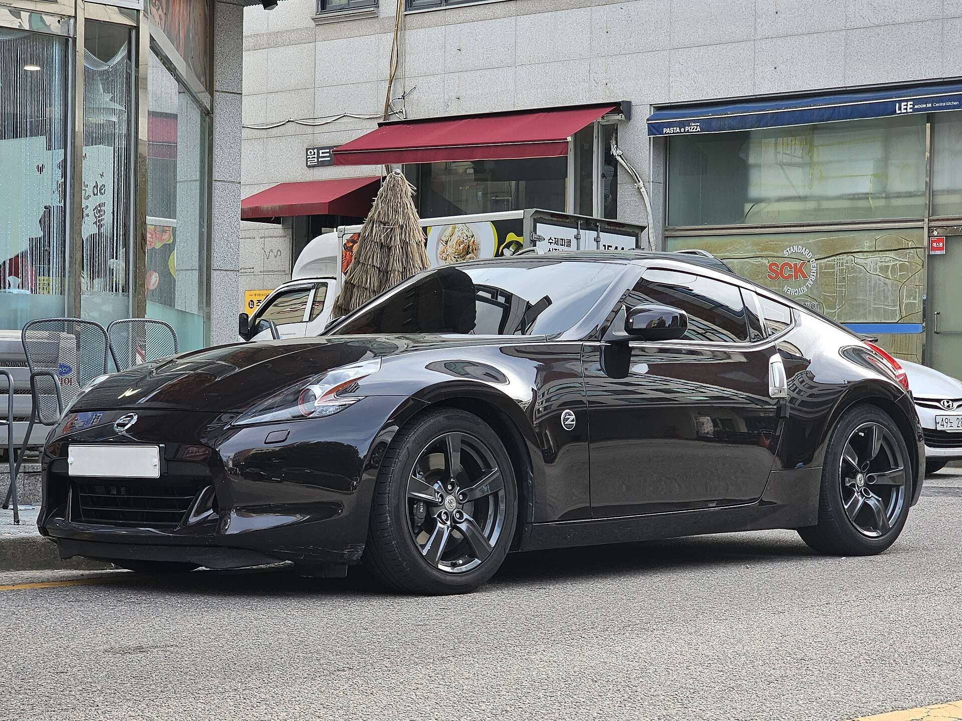 Black Nissan 370Z Z34 detail view