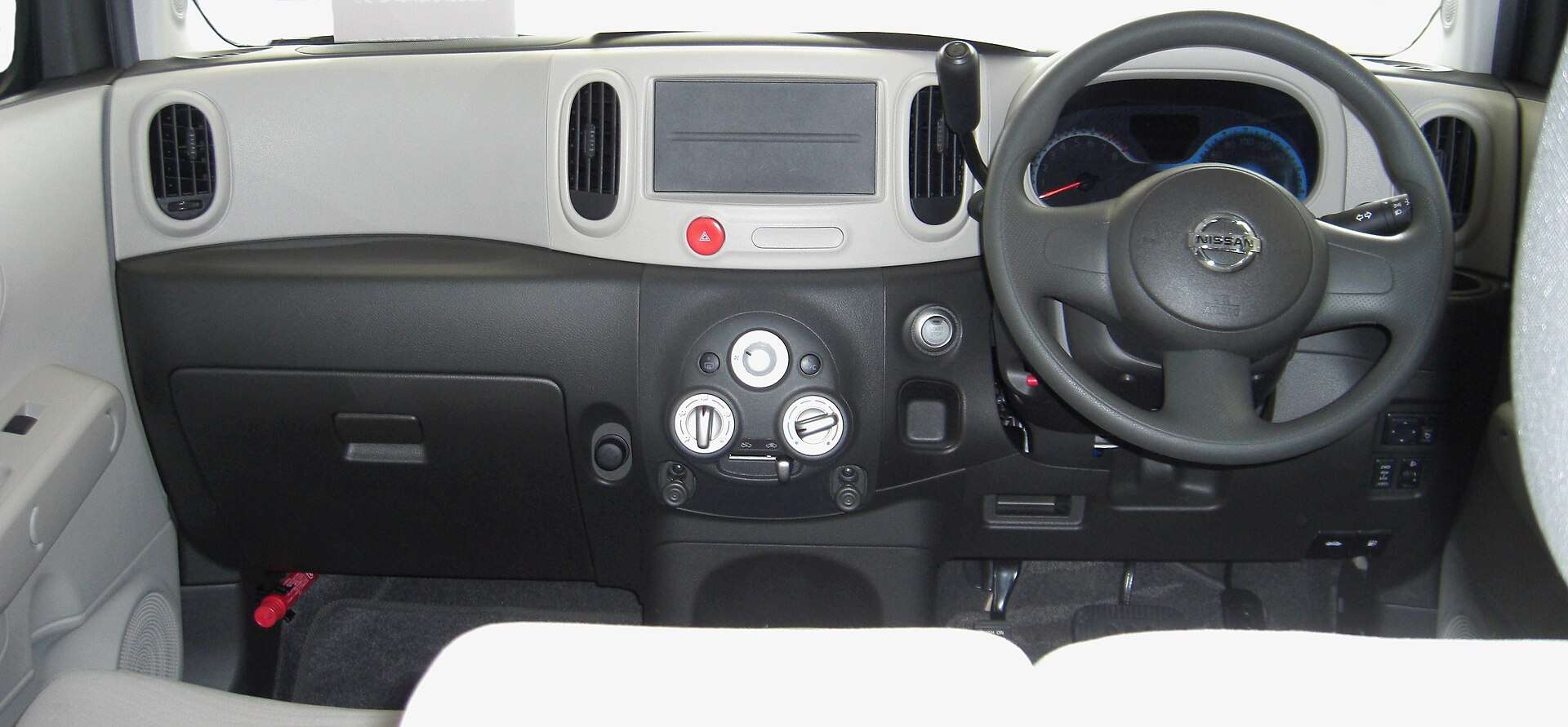 Nissan Cube Z12 interior and dashboard