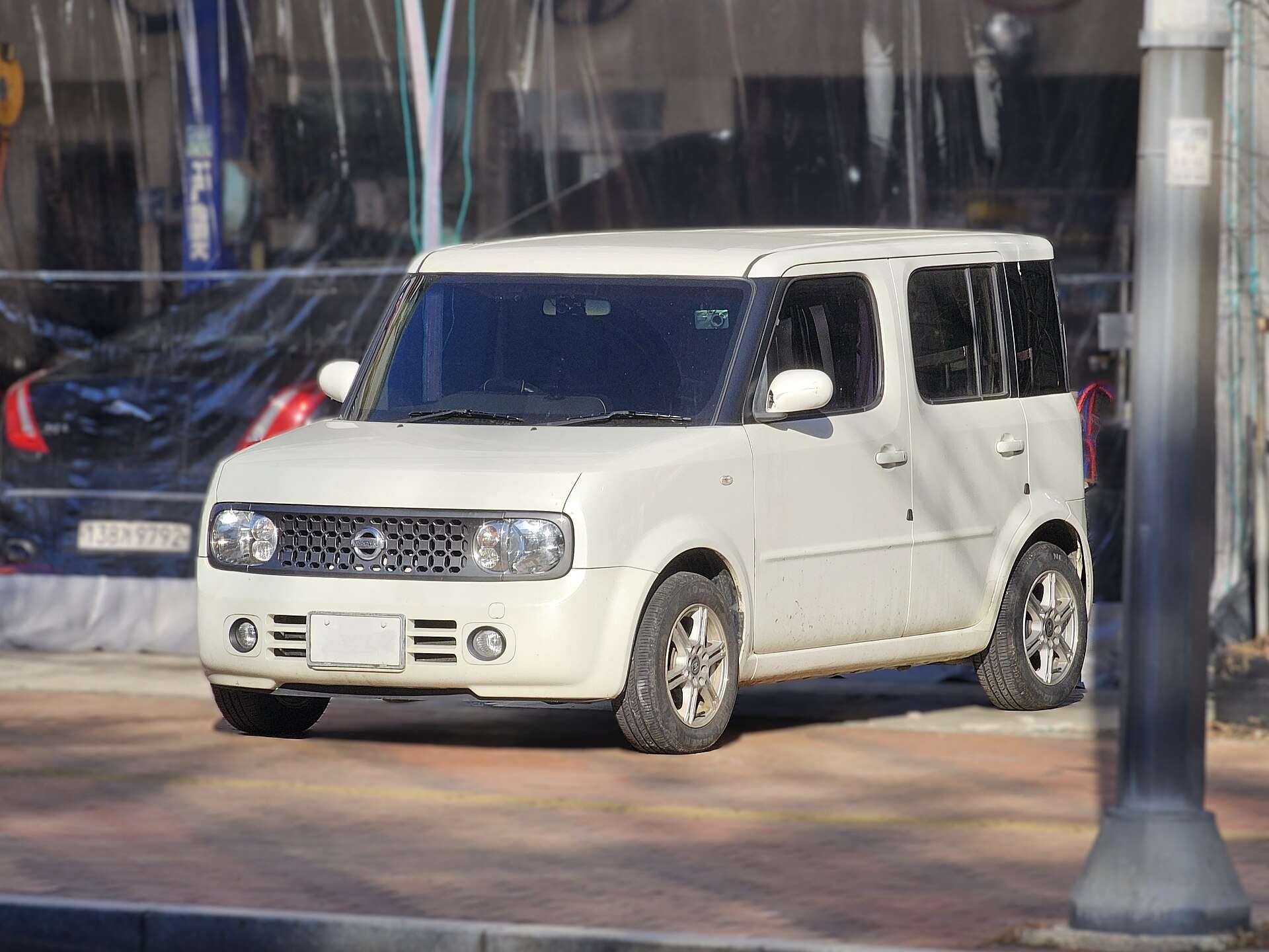 White Nissan Cube Z11 facelift front three-quarter view