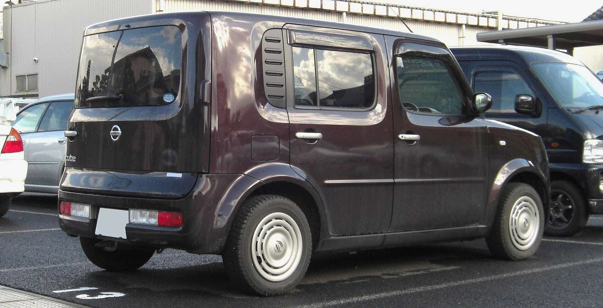Nissan Cube Z11 rear view showing asymmetric tailgate glass