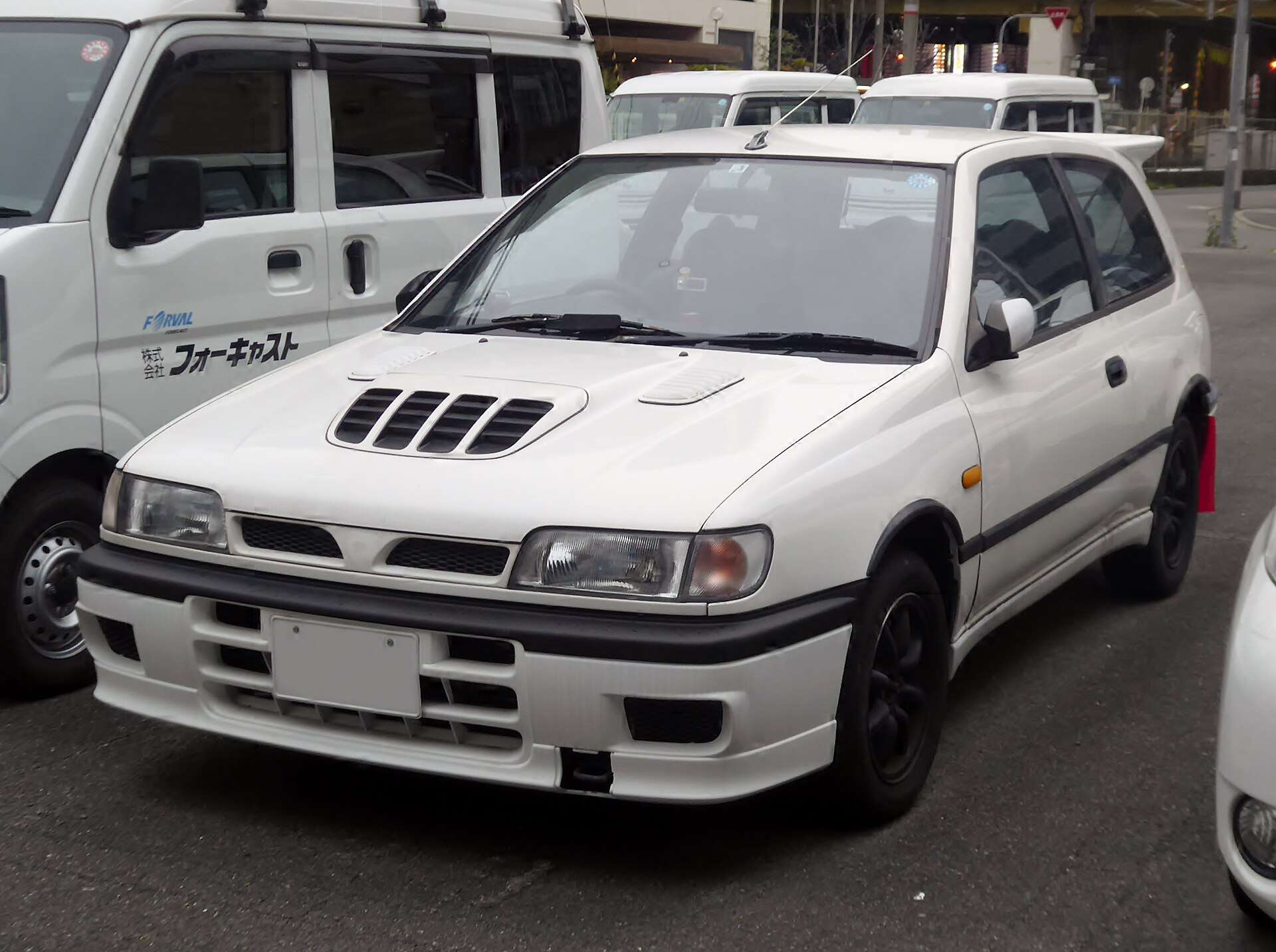 White Nissan Pulsar GTI-R RNN14 front three-quarter view