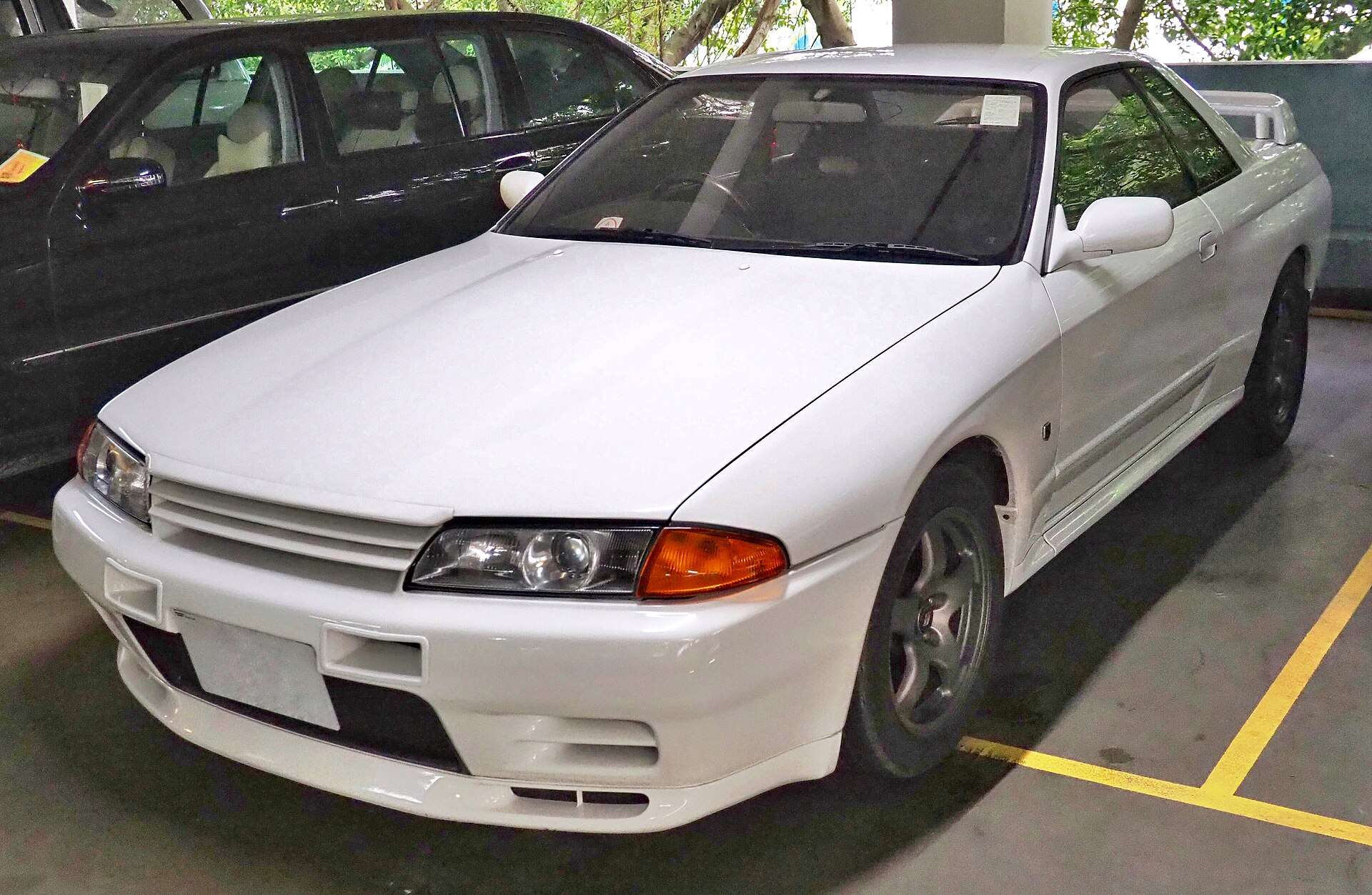 White 1991 Nissan Skyline GT-R R32 front three-quarter view