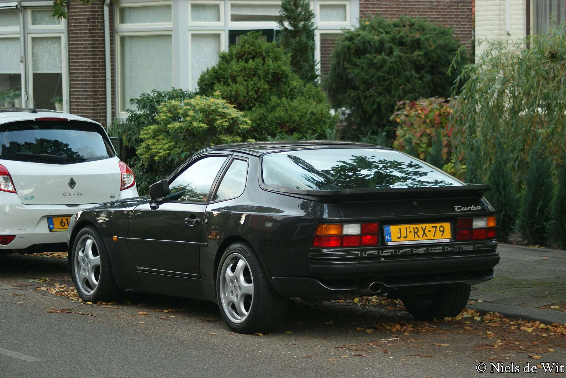 1986 Porsche 944 Turbo front three-quarter view