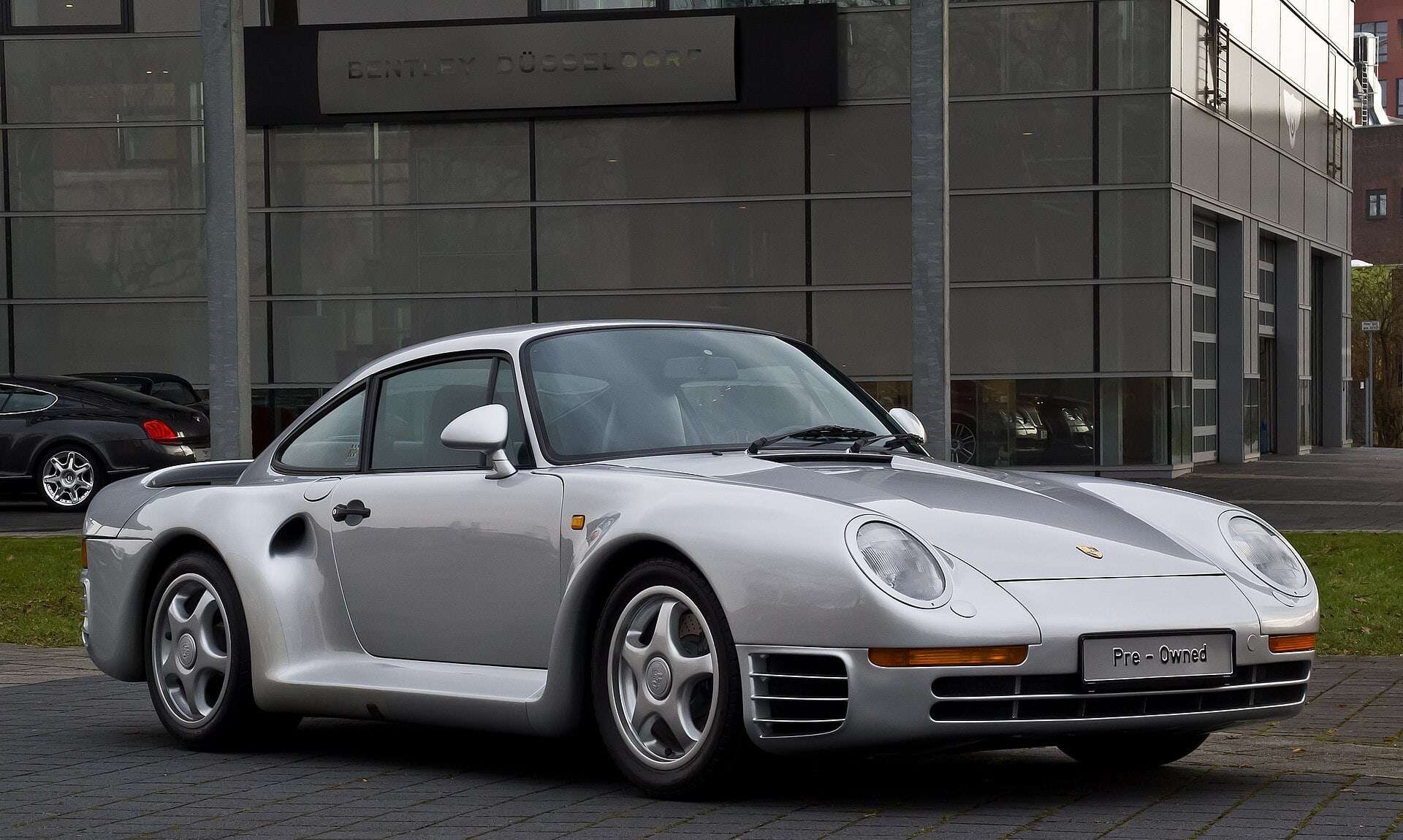 Porsche 959 front three-quarter view