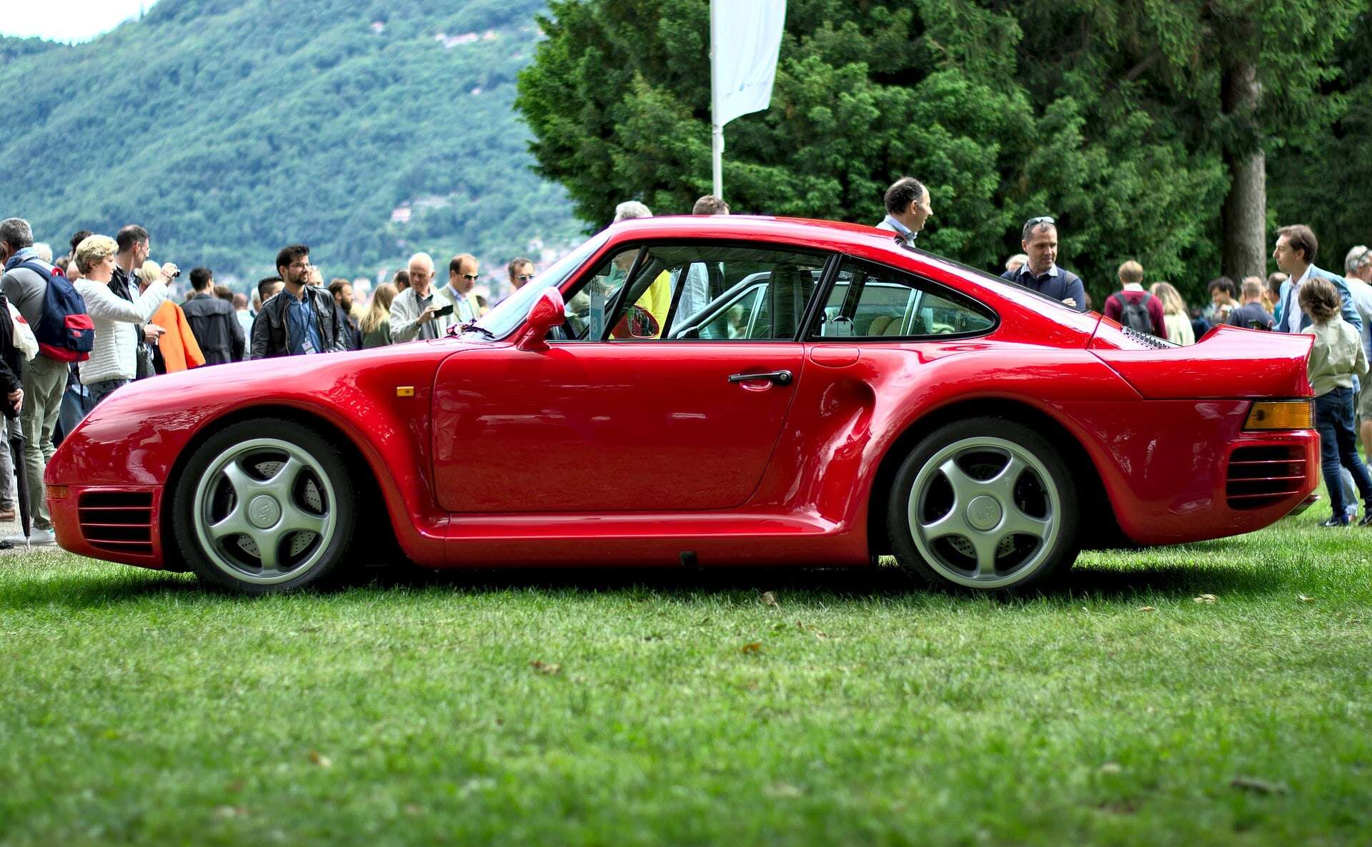 Red Porsche 959 side profile