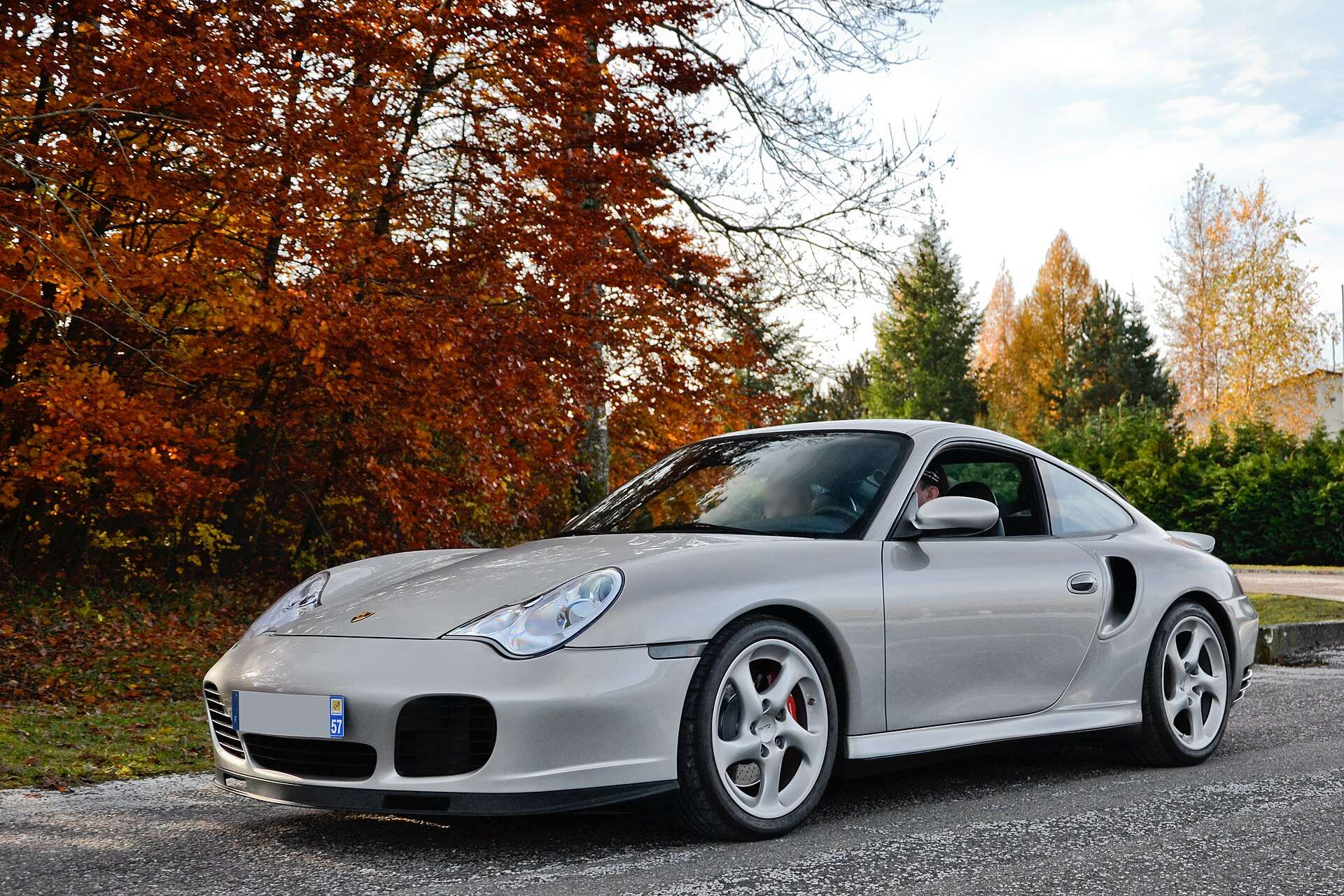 Porsche 911 Turbo 996 front three-quarter view