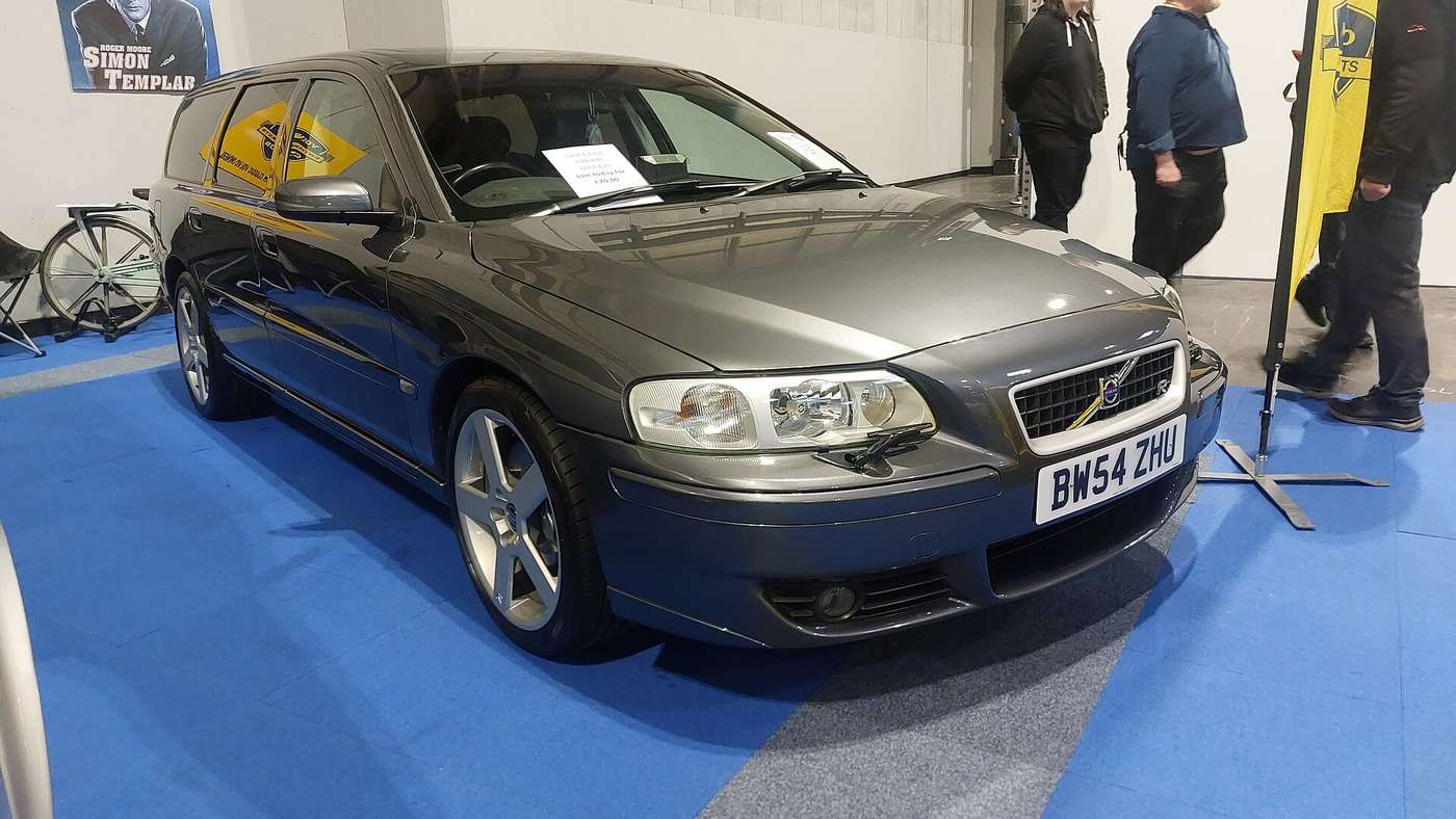 2004 Volvo V70 R rear three-quarter view