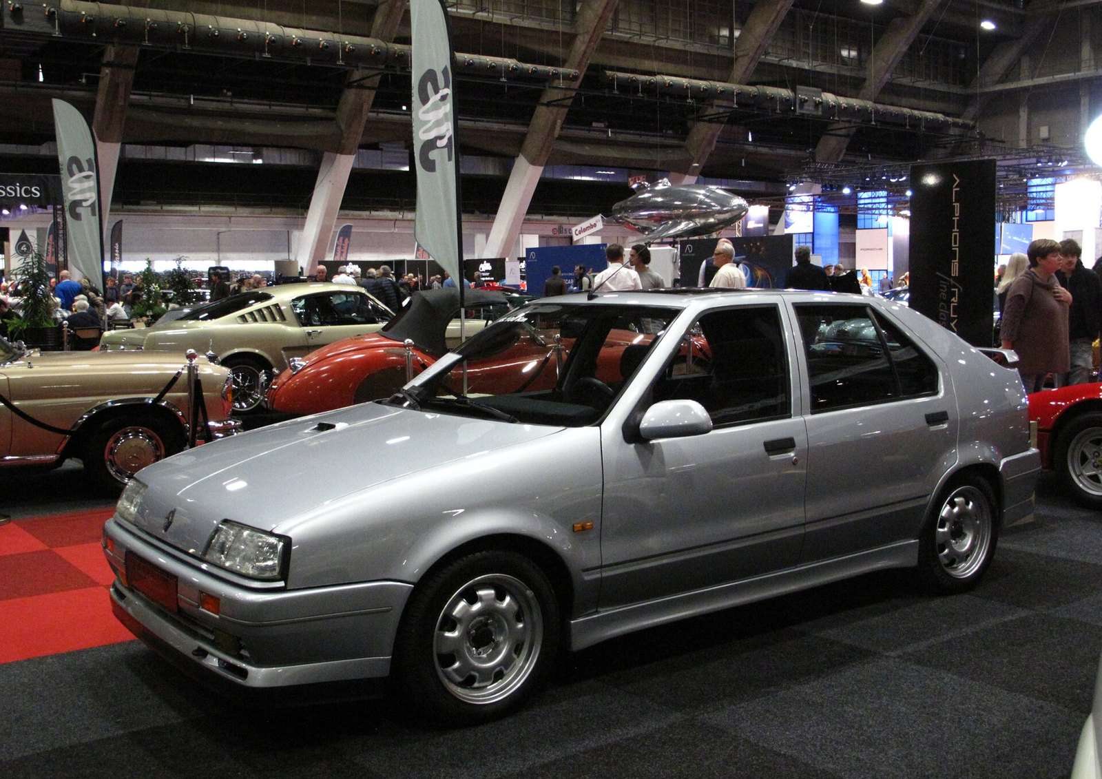 1992 Renault 19 16V Phase 2 front three-quarter view