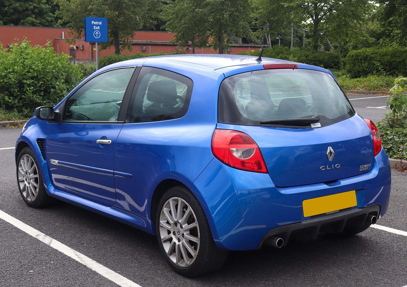 2007 Renault Clio Renaultsport 197 rear three-quarter view