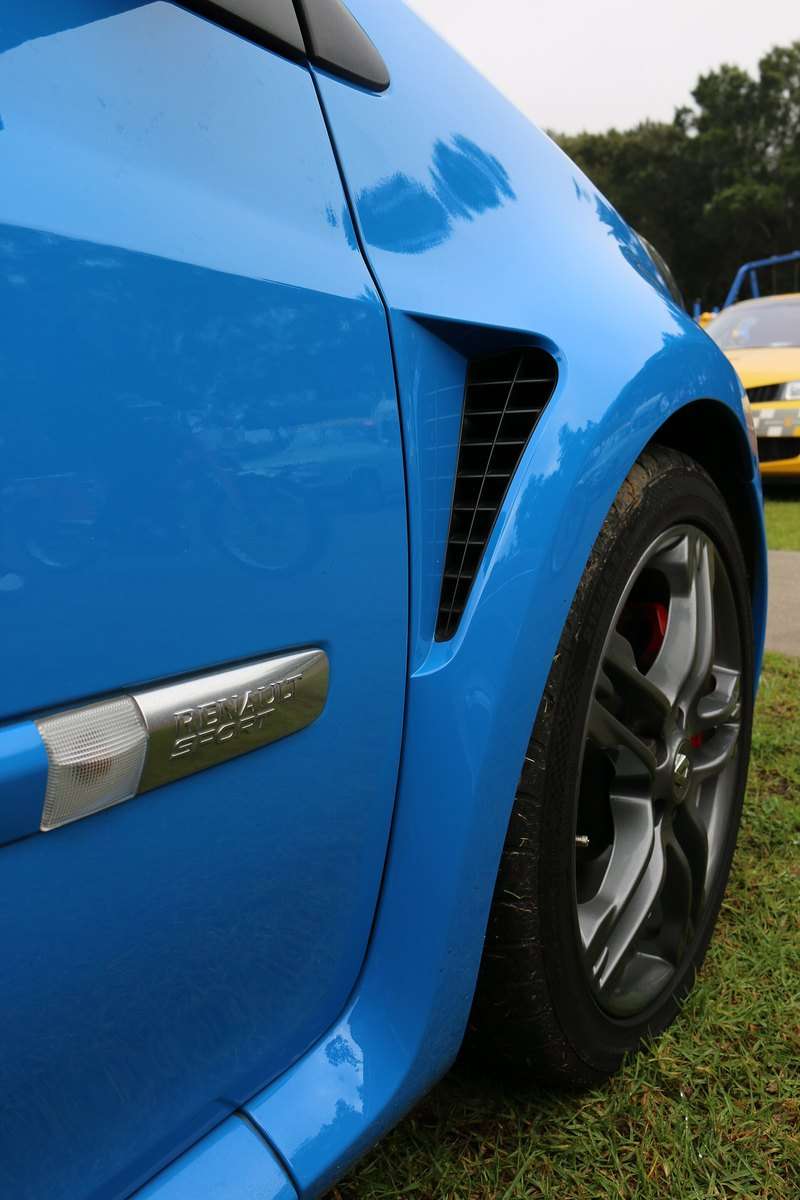 2012 Renault Clio Renaultsport 200 Cup rear three-quarter view