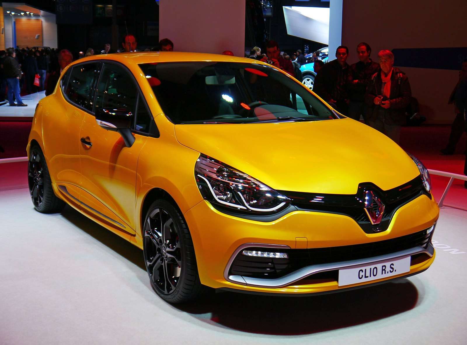 Renault Clio IV Renaultsport 200 EDC rear three-quarter view